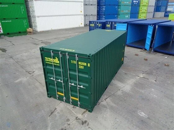 Contentor com 20 pinos duplos e novas portas verdes.