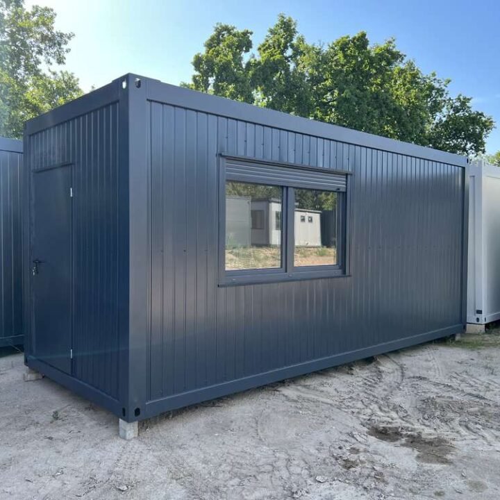 Contentor com cozinha americana, casa de banho e duche, com 6,00 x 2,43 m.