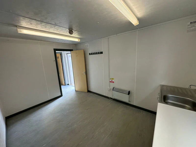 CONTENTOR DE ESCRITÓRIO 9,7 x 3 M COM INSTALAÇÕES SANITÁRIAS - Image 3