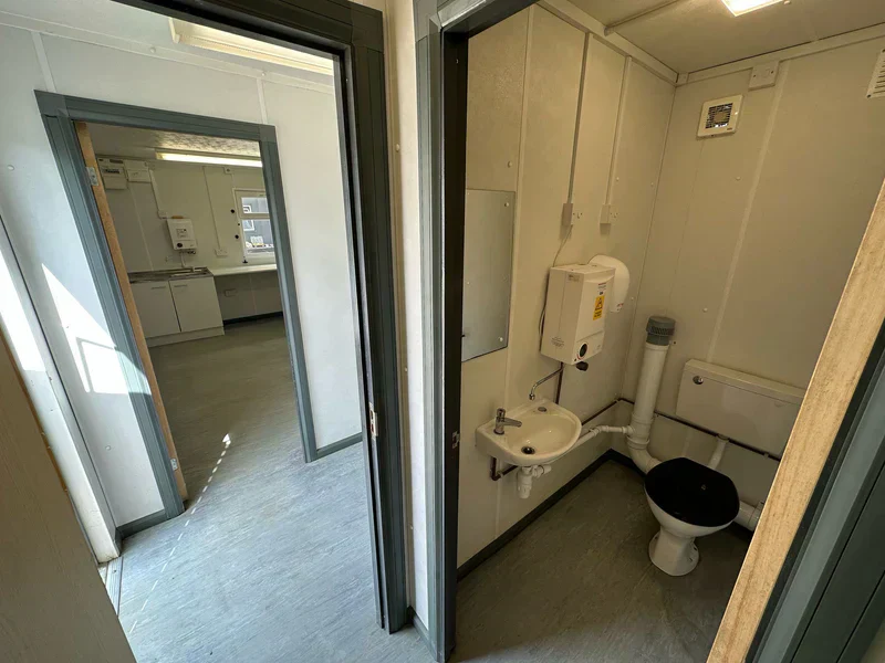 CONTENTOR DE ESCRITÓRIO 9,7 x 3 M COM INSTALAÇÕES SANITÁRIAS - Image 9