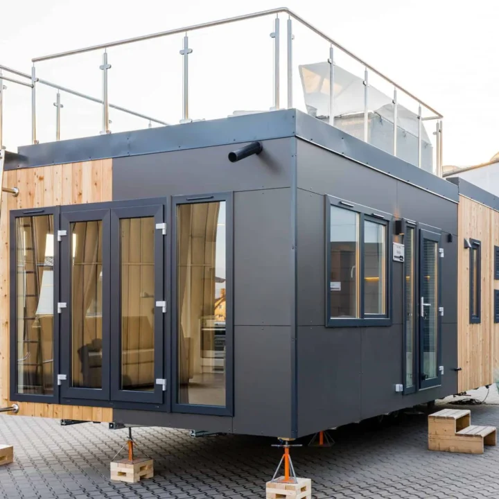 Casa móvel Malta Haus com 2 quartos e terraço no último piso.